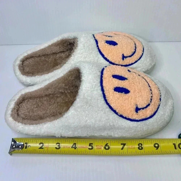 😊”Happy Face Slippers” NWT Nordic Peace White w/ Tan Faux Size 9/10😊 - Picture 8 of 12